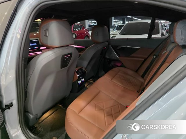 BMW 5 Series (G60) 2025 Серебристо-серый из Кореи, фото 3