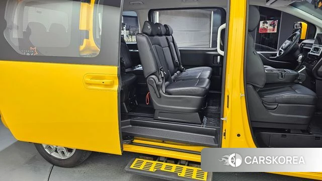 Hyundai Staria 2025 Желтый из Кореи, фото 3
