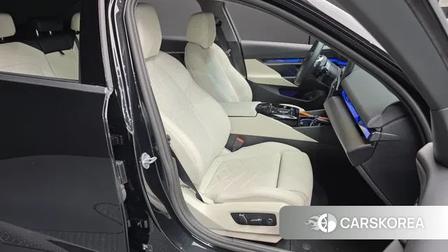 BMW 5 Series (G60) 2025 Черный из Кореи, фото 3