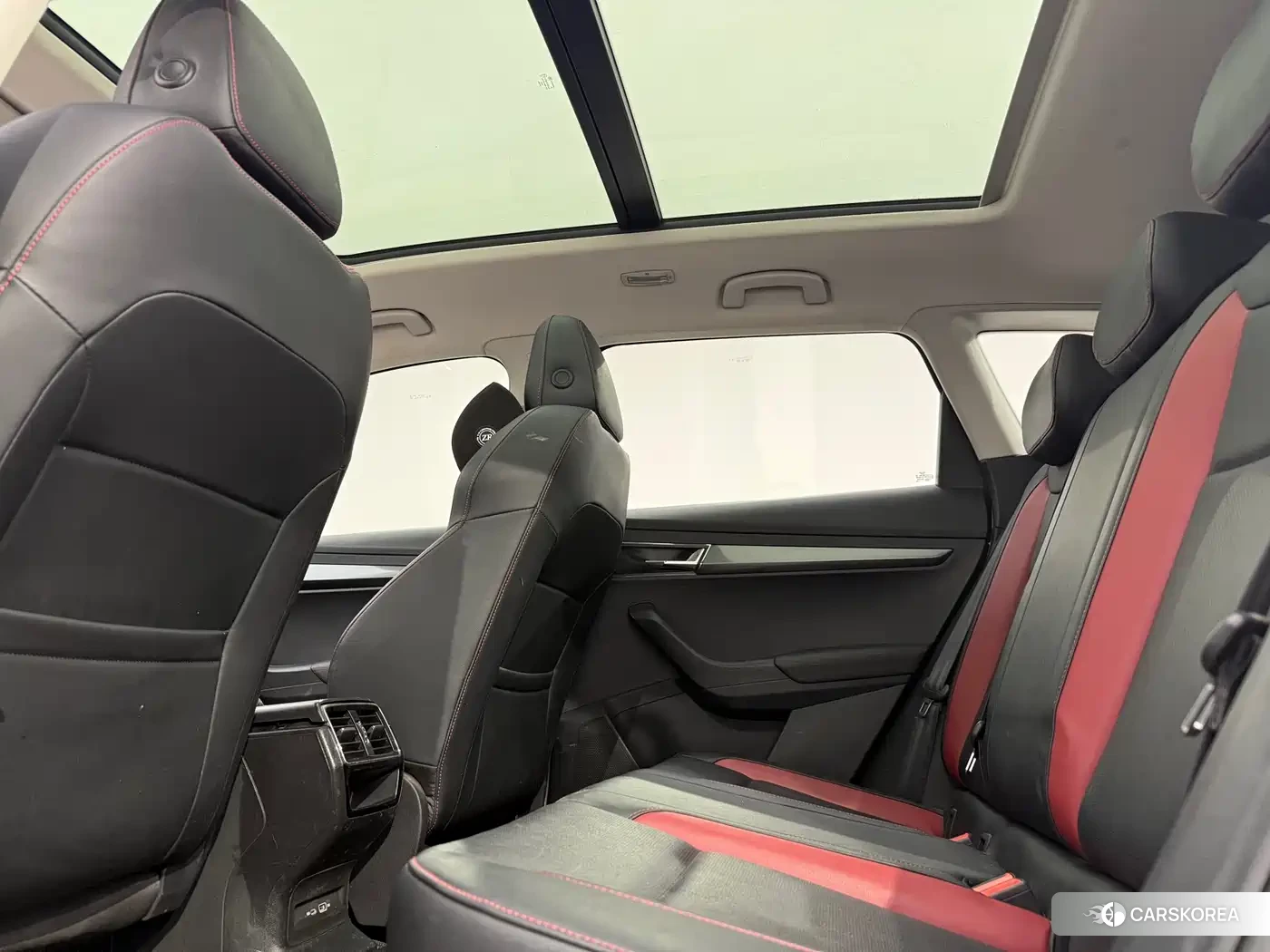 Skoda Karoq 2023 Белый из Китая, фото 3