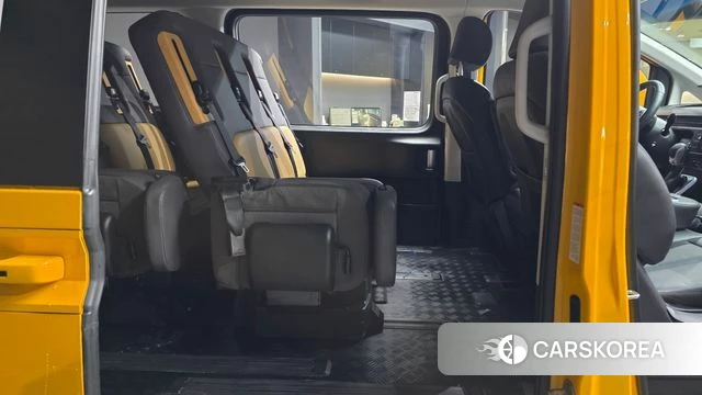 Hyundai Staria 2023 Желтый из Кореи, фото 3