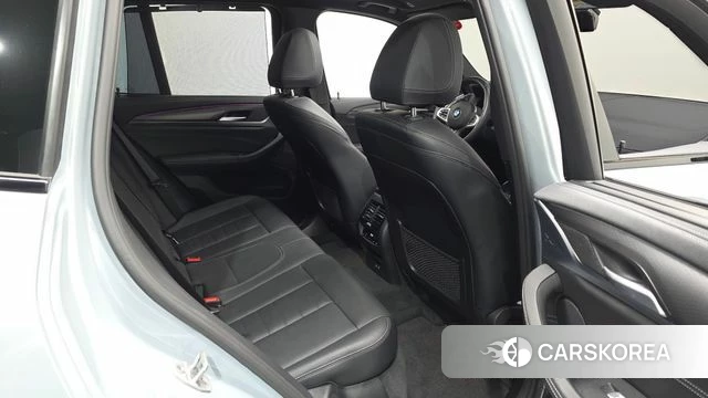 BMW X3 (G01) 2024 Светло-серебряный цвет из Кореи, фото 3