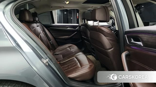 BMW 5 Series (G30) 2018 Серебристо-серый из Кореи, фото 3