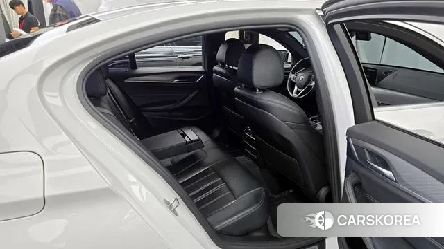 BMW 5 Series (G30) 2018 Белый из Кореи, фото 3