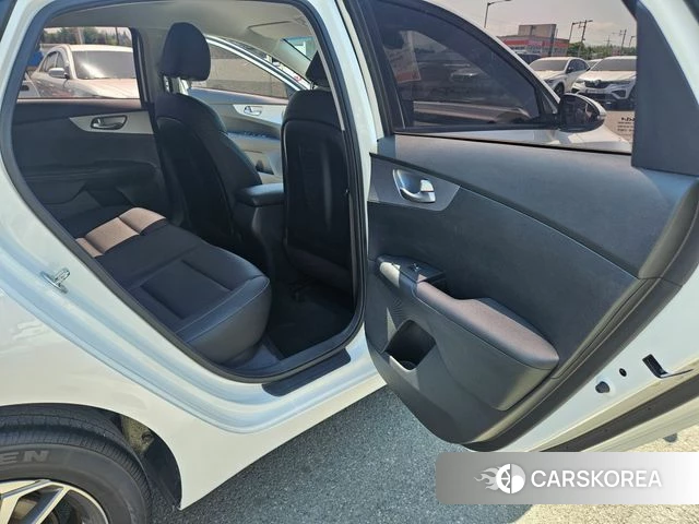 Kia The New K3 2nd generation 2021 Белый из Кореи, фото 3