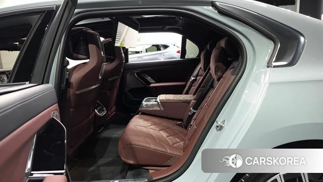 BMW 7 Series (G70) 2025 Цвет галактики из Кореи, фото 3