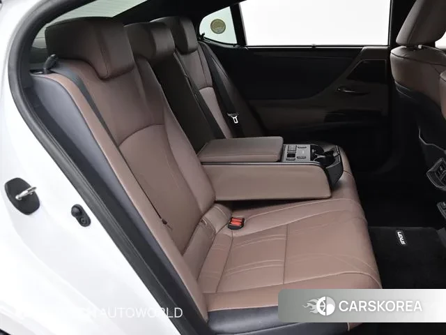 Lexus ES300h 7th generation 2023 Белый из Кореи, фото 3