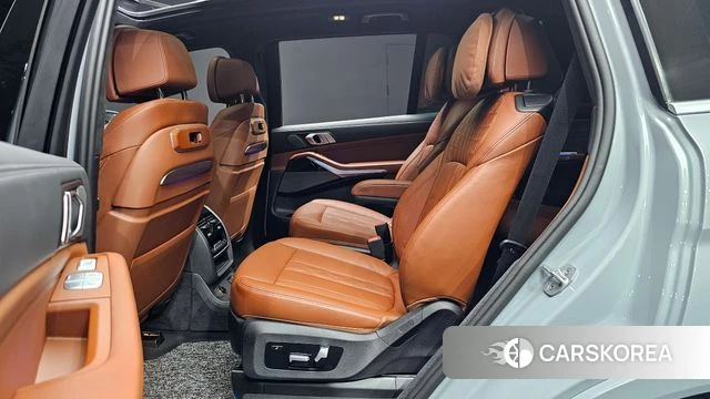 BMW X7 (G07) 2023 Светло-серебряный цвет из Кореи, фото 3