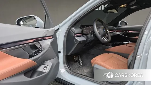 BMW 5 Series (G60) 2025 Светло-серебряный цвет из Кореи, фото 3