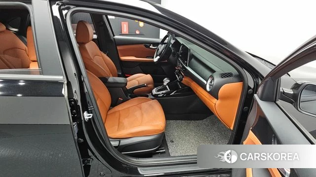 Kia The New K3 2nd generation 2023 Черный из Кореи, фото 3