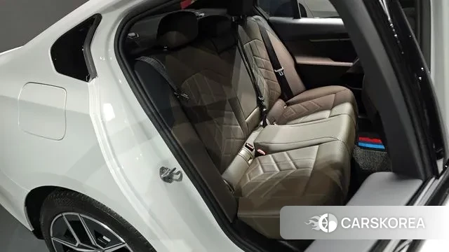 BMW 5 Series (G60) 2023 Белый из Кореи, фото 3