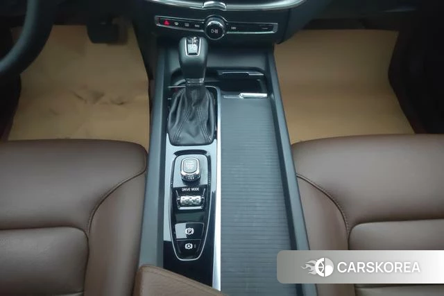 Volvo XC60 2021 Желтый из Китая, фото 3