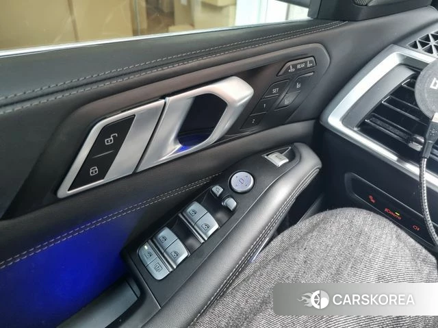 BMW X7 (G07) 2023 Серебристо-серый из Кореи, фото 3