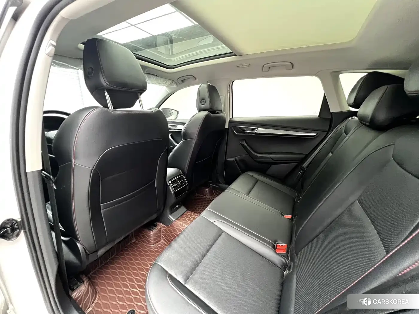 Skoda Karoq 2022 Белый из Китая, фото 3