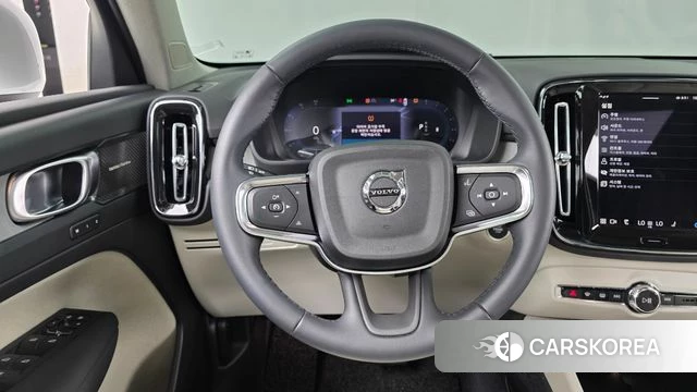 Volvo XC40 2024 Белый из Кореи, фото 3