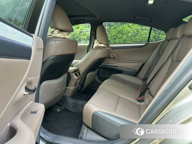 Lexus ES 2025 Серебристо-серый из Китая, фото 3