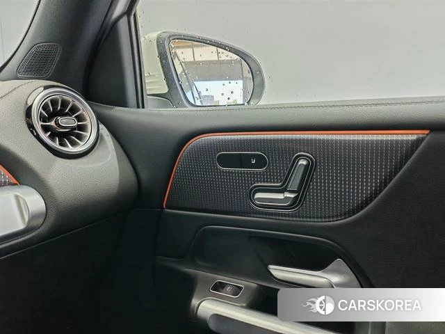 Mercedes-Benz EQB 2023 Белый из Китая, фото 3