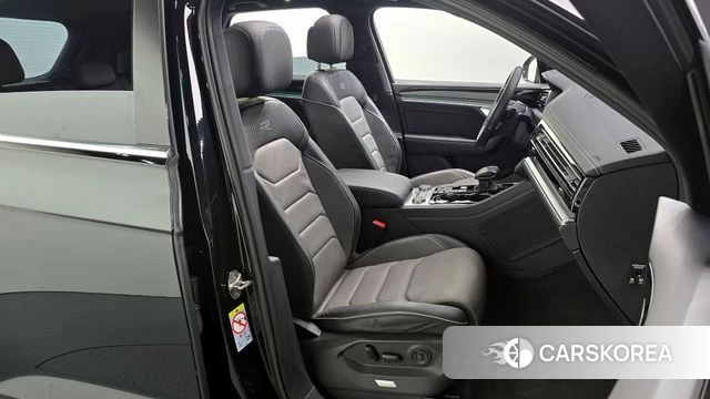 Volkswagen Touareg 3rd generation 2023 Черный из Кореи, фото 3