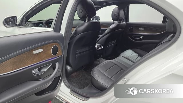 Mercedes-Benz E-Class W213 2022 Белый из Кореи, фото 3