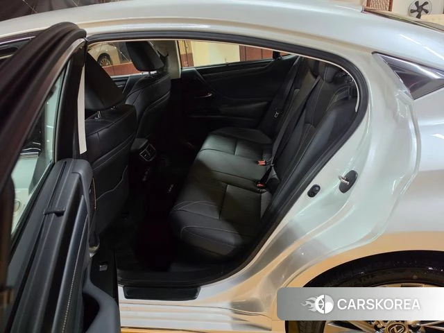 Lexus ES300h 7th generation 2025 Белый из Кореи, фото 3