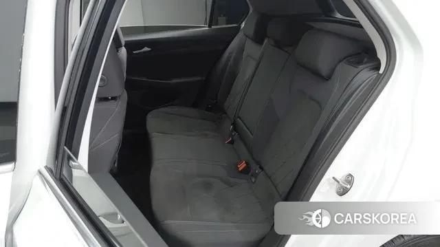 Volkswagen Golf 8th Generation 2023 Белый из Кореи, фото 3