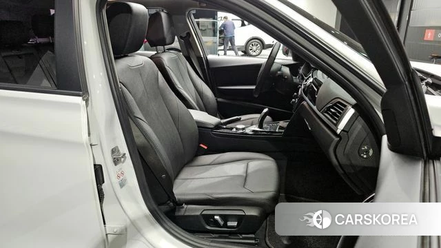 BMW 3 Series (F30) 2018 Белый из Кореи, фото 3