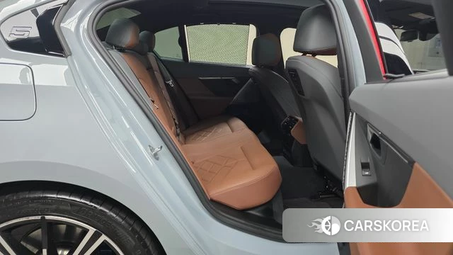 BMW 5 Series (G60) 2024 Цвет галактики из Кореи, фото 3