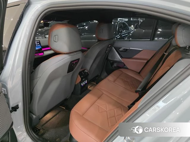 BMW 5 Series (G60) 2025 Серебристо-серый из Кореи, фото 3