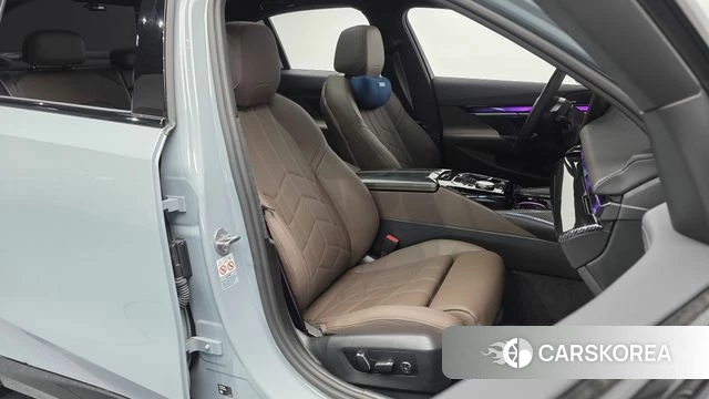 BMW 5 Series (G60) 2024 Серебристо-серый из Кореи, фото 3