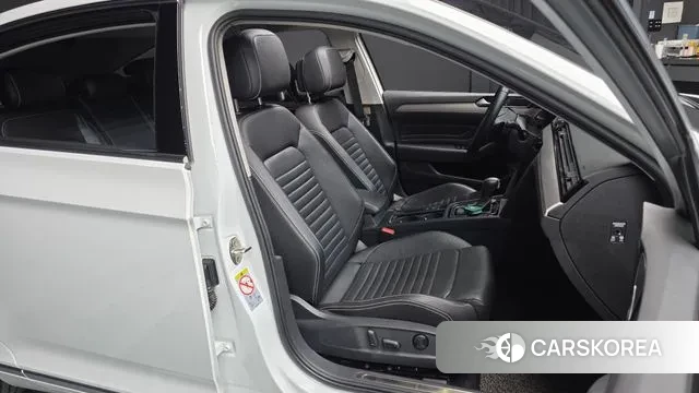 Volkswagen Passat GT (B8) 2022 Белый из Кореи, фото 3