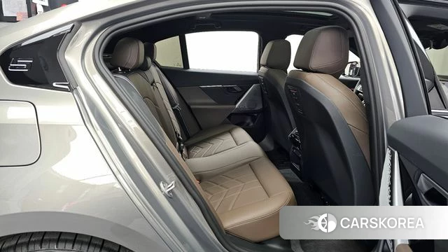 BMW 5 Series (G60) 2025 Серебристо-серый из Кореи, фото 3