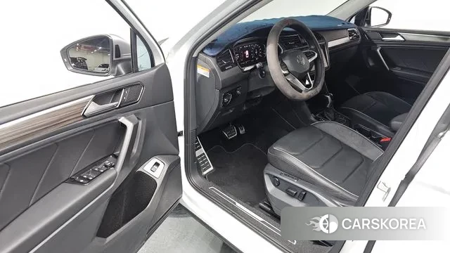 Volkswagen Tiguan Allspace 2023 Белый из Кореи, фото 3