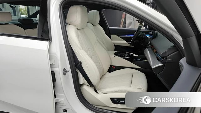 BMW 5 Series (G60) 2025 Белый из Кореи, фото 3