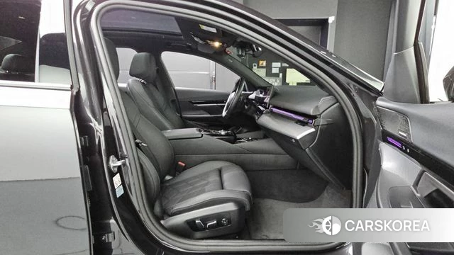 BMW 5 Series (G60) 2024 Серый из Кореи, фото 3