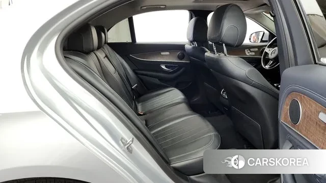 Mercedes-Benz E-Class W213 2018 Серебристо-серый из Кореи, фото 3
