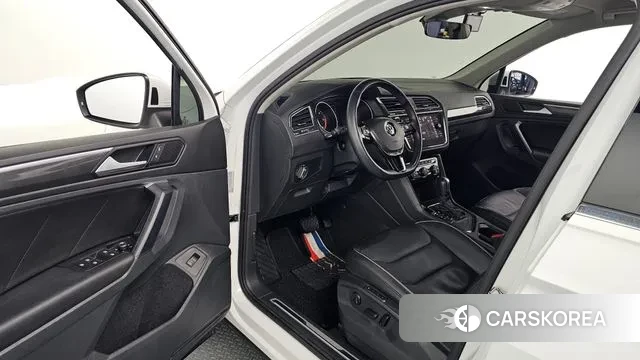 Volkswagen Tiguan second Generation 2020 Белый из Кореи, фото 3