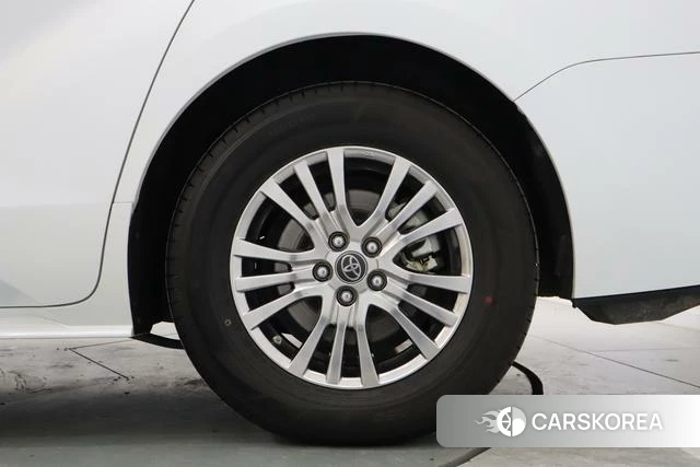 Toyota Saina 2023 Белый из Китая, фото 3