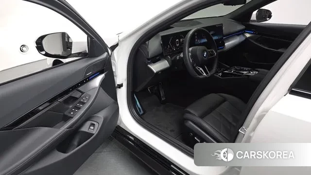 BMW 5 Series (G60) 2023 Белый из Кореи, фото 3