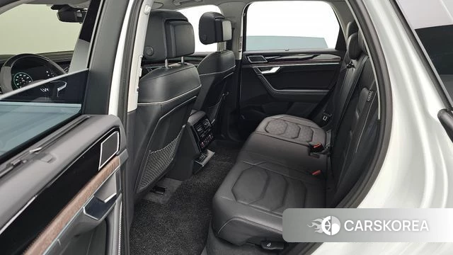 Volkswagen Touareg 3rd generation 2025 Белый из Кореи, фото 3
