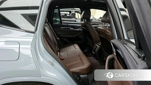 BMW X3 (G01) 2024 Светло-серебряный цвет из Кореи, фото 3