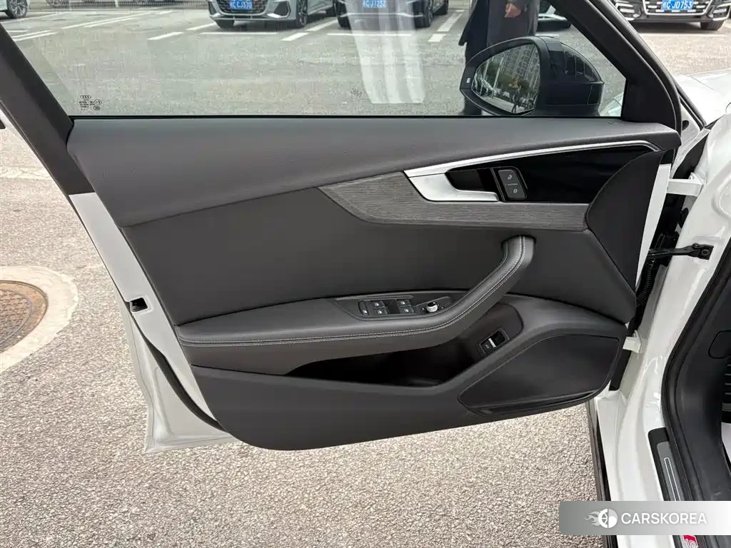 Audi A4L 2023 Белый из Китая, фото 3