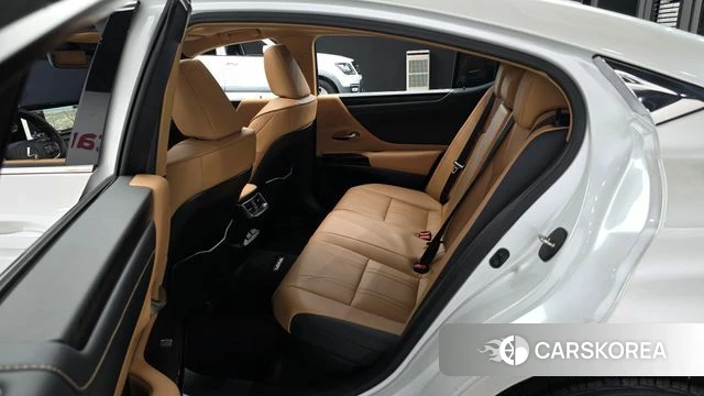 Lexus ES300h 7th generation 2023 Белый из Кореи, фото 3