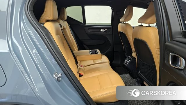 Volvo XC40 2021 Светло-серебряный цвет из Кореи, фото 3