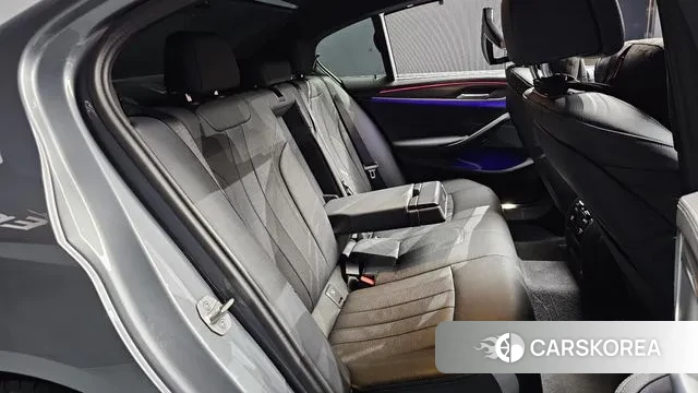 BMW 5 Series (G30) 2023 Серебристо-серый из Кореи, фото 3