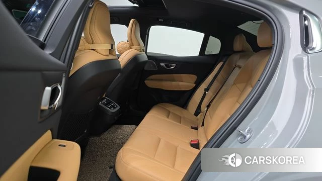 Volvo S60 3rd generation 2024 Серебристо-серый из Кореи, фото 3