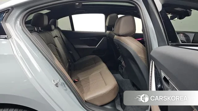 BMW 5 Series (G60) 2025 Светло-серебряный цвет из Кореи, фото 3