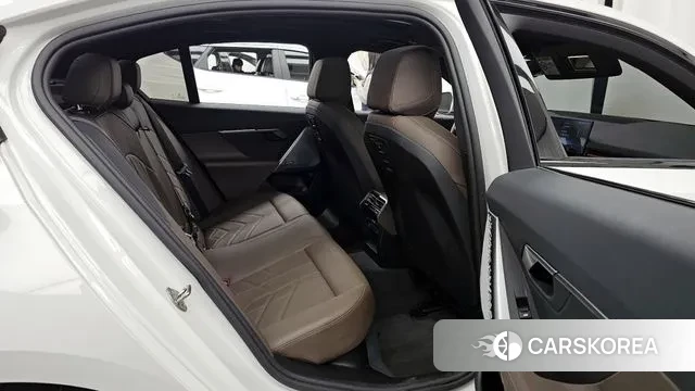 BMW 5 Series (G60) 2023 Белый из Кореи, фото 3