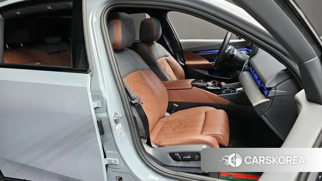 BMW 5 Series (G60) 2024 Серебристо-серый из Кореи, фото 3