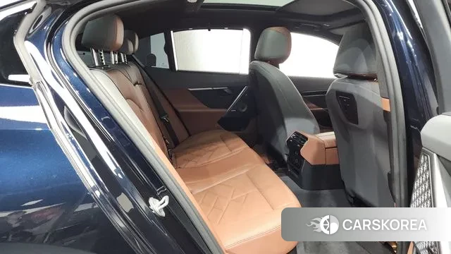 BMW 5 Series (G60) 2024 Черный из Кореи, фото 3