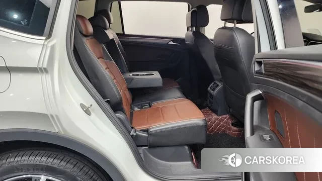 Volkswagen Tiguan Allspace 2023 Белый из Кореи, фото 3